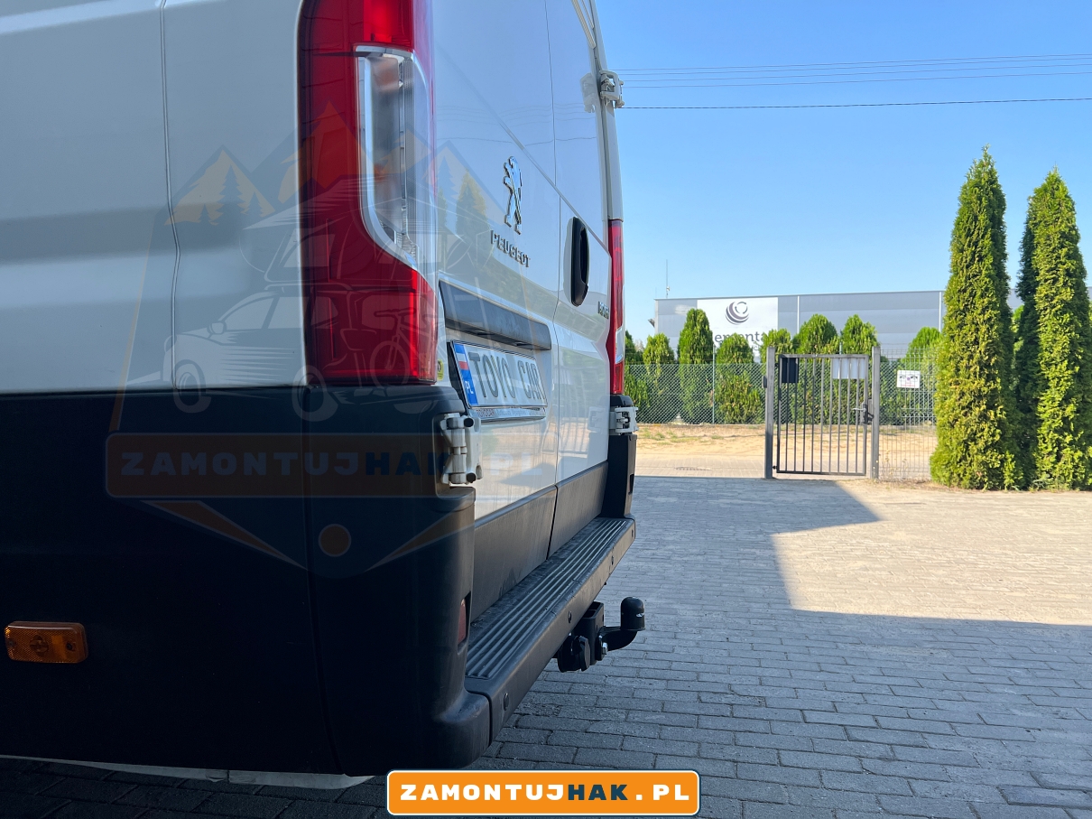 Bezpieczeństwo i niezawodność dzięki stałemu hako holowniczemu Westfalia w Peugeocie Boxer